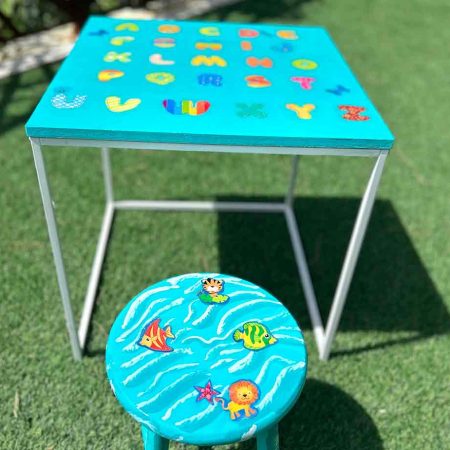 Escritorio abecedario con asiento de madera y acabado de resina