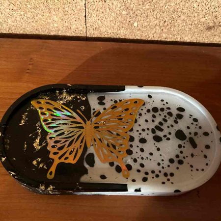Jabonera con detalle mariposa hecha con resina
