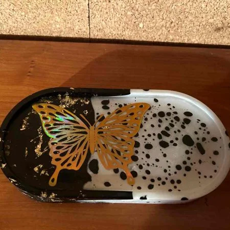 Jabonera con detalle mariposa hecha con resina